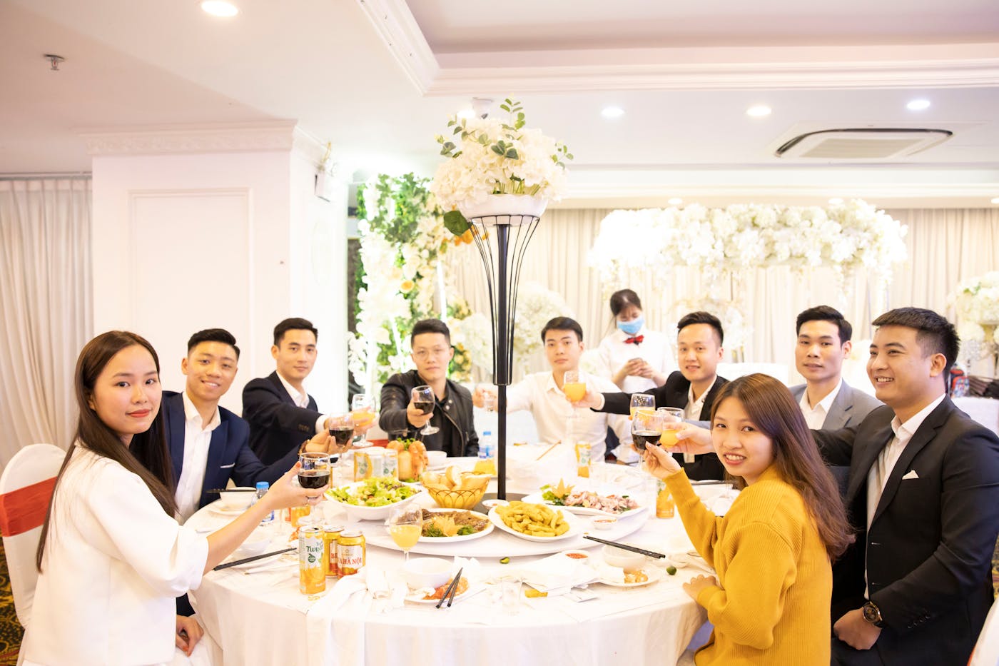 Televizyon ekranına yakın çekim; görüntü ve renk doğruluğu kontrolü